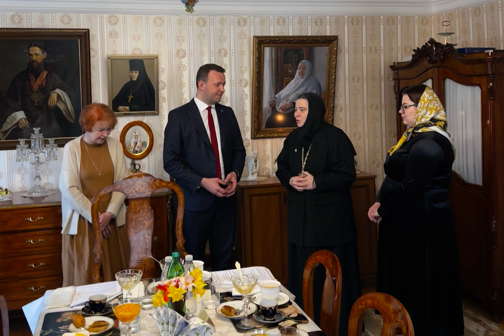 Siseminister Lauri Läänemets külastas täna hommikul Pühtitsa Jumalaema Uinumise Stavropigiaalset Naiskloostrit. Visiidi eesmärk on kohtuda kloostri juhi iguumen