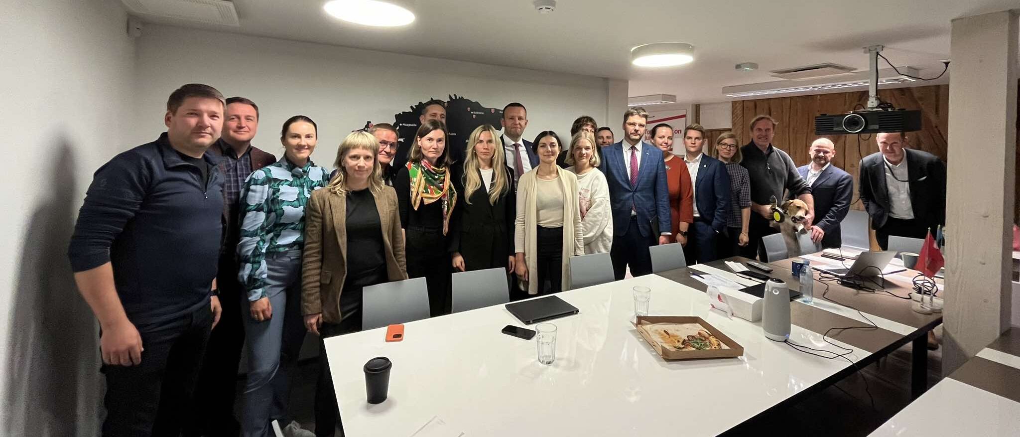 Featured image for “Sotsiaaldemokraadid nõustusid põhiseadust muutma, kompromiss säilitab valimisõiguse halli passi omanikele”