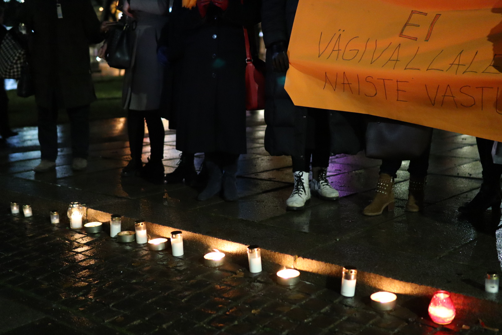 Featured image for “Vaata pilte 25. novembril toimunud naistevastase vägivalla vastu suunatud mälestusseisak-meeleavaldusest.”