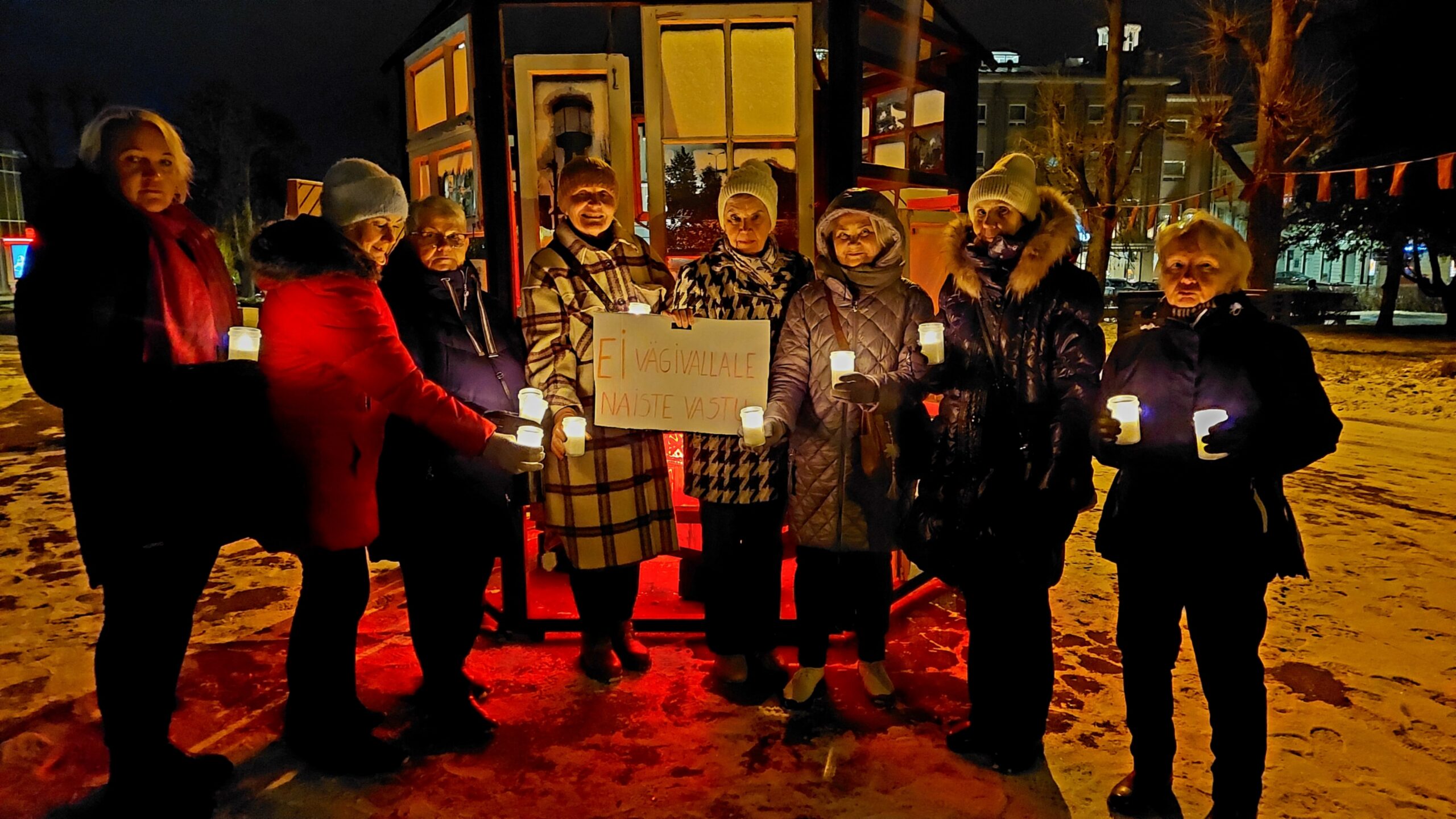 Featured image for “Naiskogu Kadri protestis õhtupimeduses naistevastase vägivalla vastu ja mälestas ohvreid”